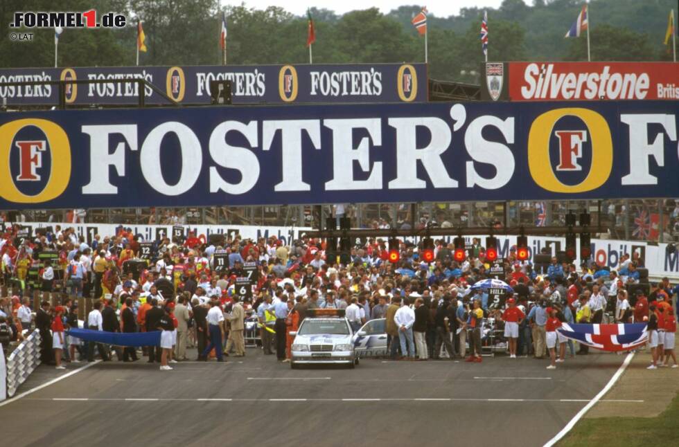 Foto zur News: ...Mercedes, wie man hier beim Grand Prix von Großbritannien sieht. die Stuttgarter nutzen die Bühne Formel 1, um...