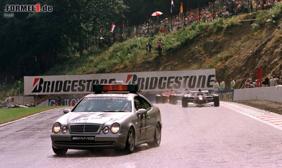 Foto zur News: ...immer wieder neue Typen als Schrittmacher-Fahrzeug zu bewerben. Hier sehen wir den CLK 55 AMG beim Grand Prix von Belgien 1997.