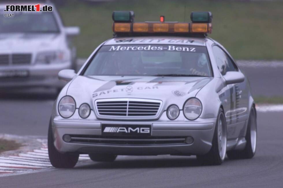 Foto zur News: 1999 auf dem Nürburgring zeigt das Safety-Car - diesmal als CL 55 AMG - bereits wieder ein neues Gesicht. Damals war übrigens noch nicht Mayländer am Steuer, sondern Oliver Gavin.