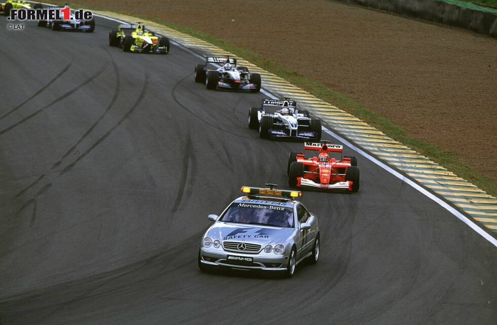 Foto zur News: 2001 sorgt Mayländer für ein legendäres Manöver, als Juan Pablo Montoya nach der Safety-Car-Phase Michael Schumacher ausbremst. Manchmal sind die Schrittmacher-Phasen das Salz in der Formel-1-Suppe.