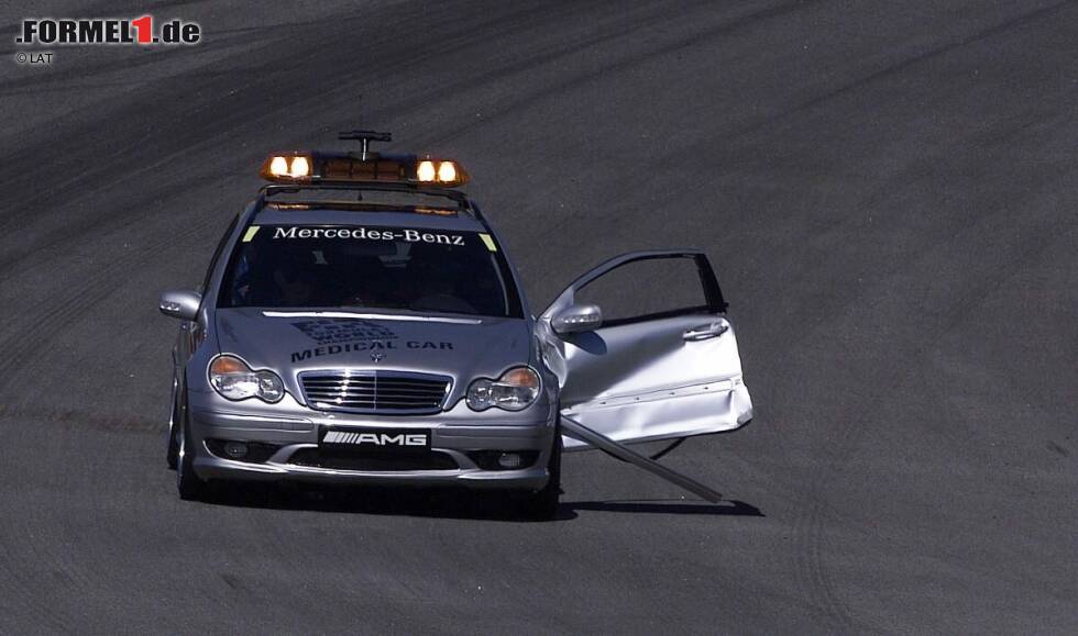 Foto zur News: Das Medical-Car wird ebenfalls von Mercedes geliefert. Im Warm-Up von Brasilien 2001 sorgt ausgerechnet der eine Zeitlang von Mercedes unterstützte Sauber-Pilot Nick Heidfeld für einen Blechsalat, als er aus Versehen die Tür des