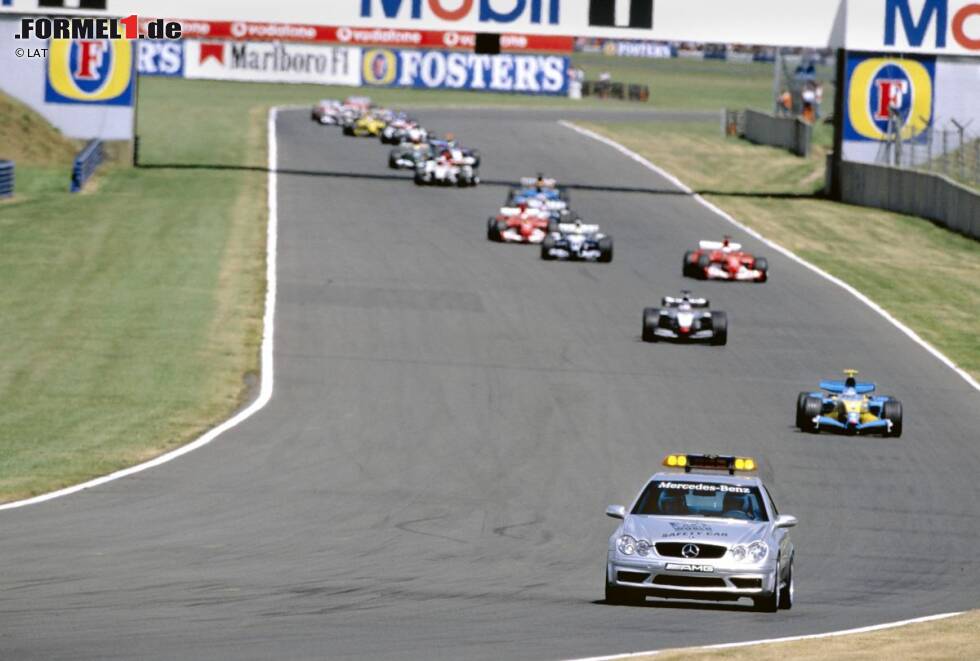 Foto zur News: 2003 muss das Safety-Car in Silverstone ausrücken, weil ein verrückter Priester auf die Strecke läuft und beinahe eine Katastrophe verursacht. Mayländer verhindert Schlimmeres.