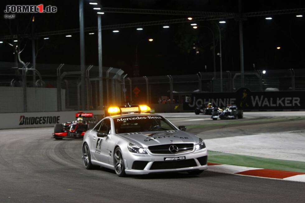 Foto zur News: Auch 2009 in Singapur spielt das Safety-Car eine rennentscheidende Rolle: Auf geheimen Befehl der Box knallt Renault-Pilot Nelson Piquet jun. in die Mauer, um für eine Safety-Car-Phase zu sorgen, die Teamkollegen Fernando Alonsos Strategie begünstigt. Die Rechnung geht auf. Später werden Teamchef Briatore und Technikchef Symonds für die linke Aktion gesperrt.