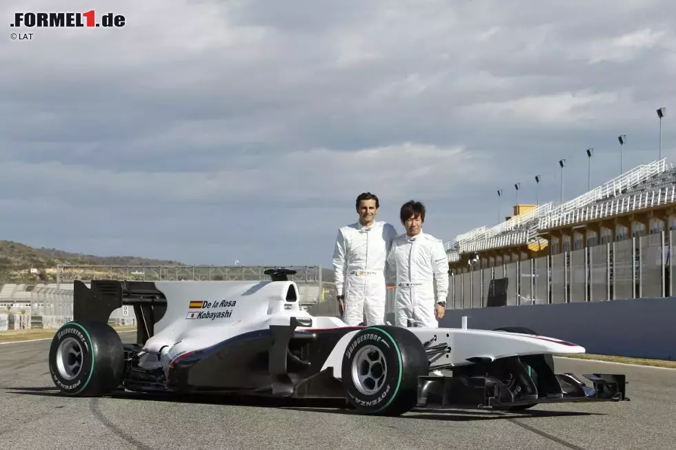 Foto zur News: 2010: Rückkehr zu alter Sauber-Tradition. Kamui Kobayashi und Pedro de la Rosa präsentieren den C29 ohne Glitz und Glamour auf dem Circuit Ricardo Tormo in Valencia. De la Rosa wird im Herbst von Nick Heidfeld abgelöst, doch der siebte Platz des Spaniers beim Grand Prix von Ungarn bleibt zusammen mit Kobayashis siebtem Platz beim Grand Prix von Japan das Highlight.