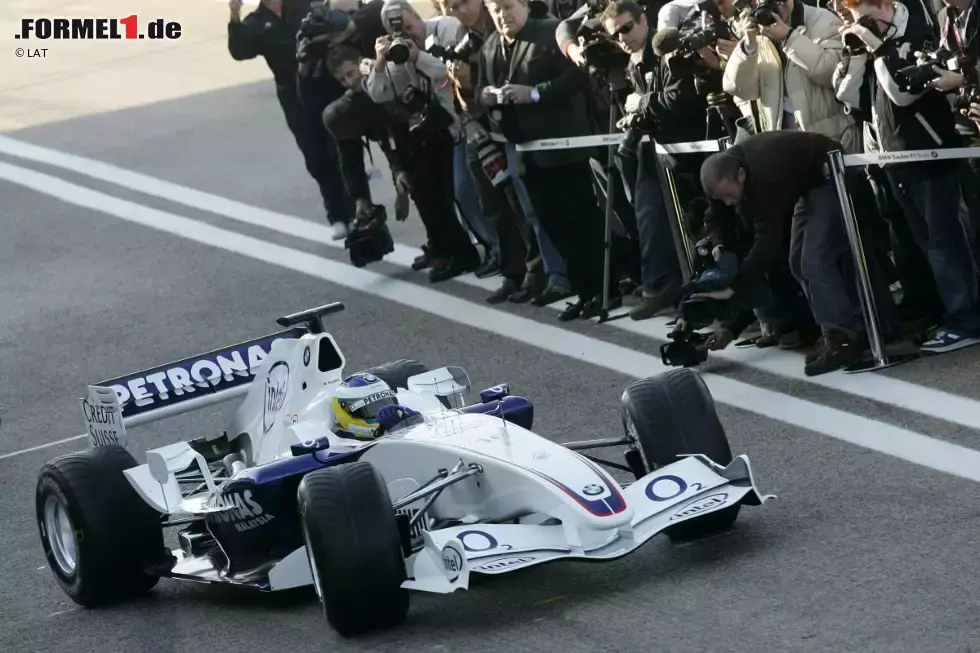 Foto zur News: 2006: Sauber tritt ab sofort als BMW-Sauber auf. Die Typenbezeichnung der Autos ändert sich vom klassischen C (das auf Peter Saubers Ehefrau Christiane zurückgeht) hin zu F1. Der 2006er-Bolide trägt die Bezeichnung F1.06 und wird gefahren von Jacques Villeneuve, der bereits 2005 für Sauber fuhr, und Rückkehrer Nick Heidfeld. Heidfeld wird beim Grand Prix von Ungarn Dritter, zeitgleich wird Villeneuve durch Robert Kubica abgelöst.