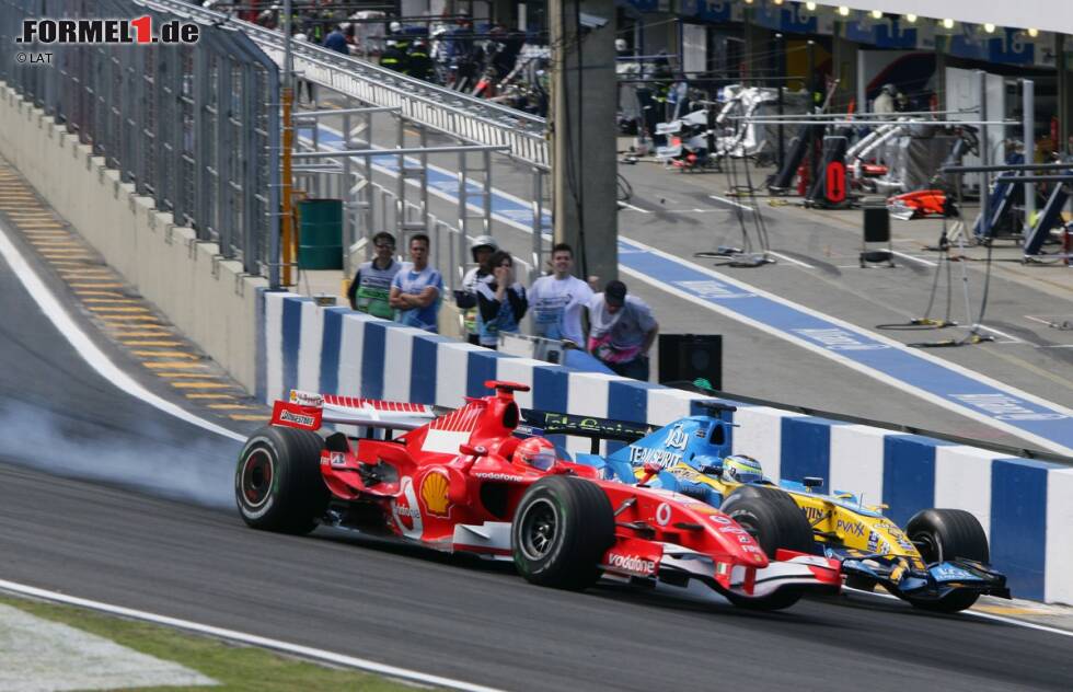 Foto zur News: Auch wenn es in Schumachers letztem Rennen für Ferrari nicht mehr mit dem Titel klappt, bietet der siebenmalige Champion seinen Fans in Brasilien immerhin eine tolle Show. Nach einem Reifenschaden fällt er zunächst bis auf den letzten Platz zurück, sichert sich nach einigen spektakulären Überholmanövern aber noch einmal einen starken vierten Platz.