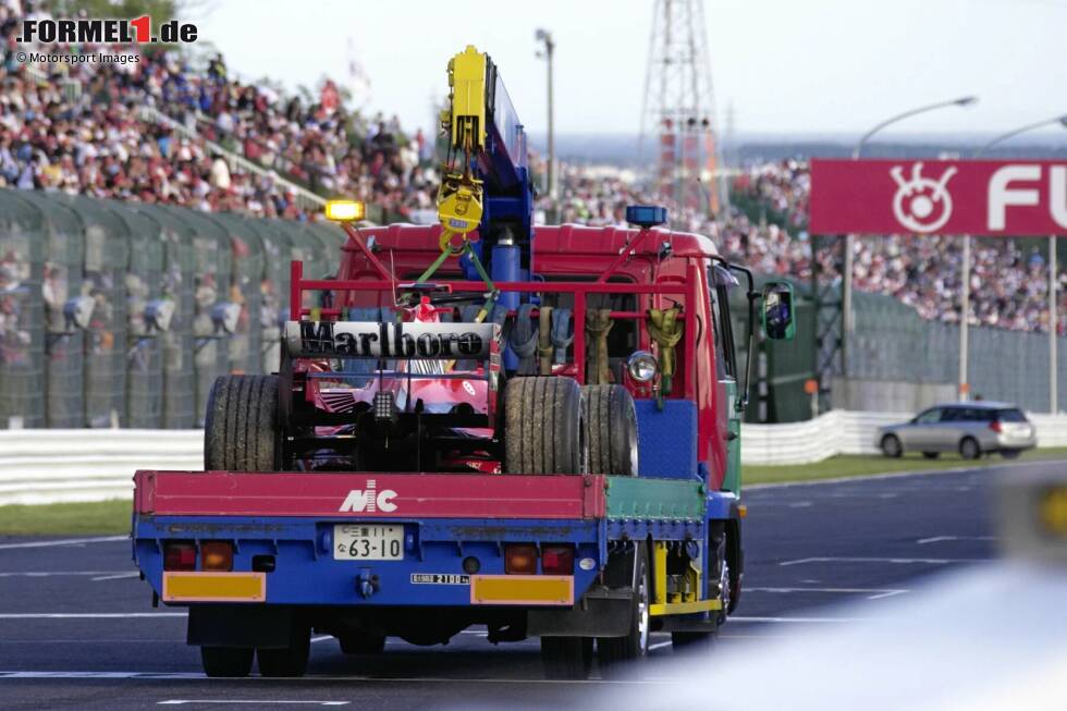 Foto zur News: Das Ende aller Träume: Beim vorletzten Rennen in Japan beendet ein Motorschaden alle realistischen Hoffnungen auf den achten Titel. Ironischerweise sorgt ausgerechnet ein technischer Defekt für Schumachers Aus im Titelrennen. Dabei war die Zuverlässigkeit in Schumachers Ferrari-Jahren immer die große Stärke der Scuderia gewesen.