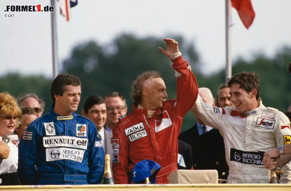 Foto zur News: Niki Lauda: &quot;Senna war ein unglaublich charismatischer Typ, fahrerisch sensationell, im Regen unglaublich. Einfach eine Ausnahmeerscheinung. Einer der besten Rennfahrer überhaupt. Da konnten weder Prost, Mansell noch Piquet mithalten. Senna war in allen Punkten besser. Voll fokussiert, voll talentiert, kannte jedes Detail und war einfach rücksichtslos. Er hat die Menschen angezogen durch seine Ausstrahlung.&quot; (auto motor und sport)