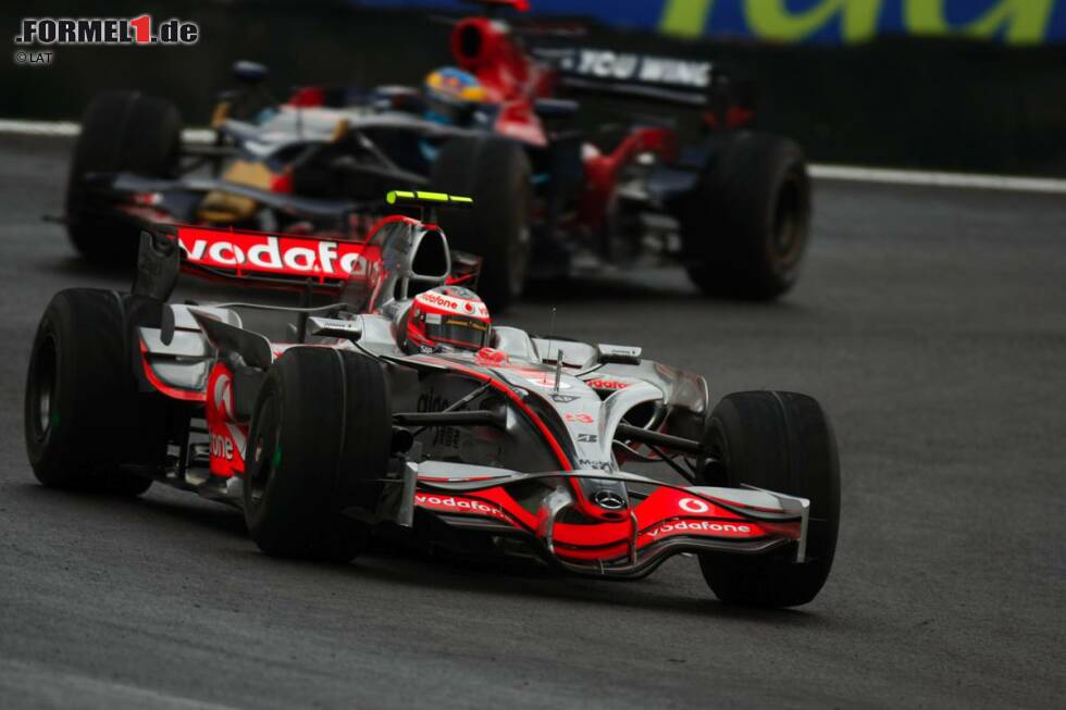 Foto zur News: Der nächste Titel folgt erst im Jahre 2008. Nachdem Fernando Alonso und Lewis Hamilton im Vorjahr Kimi Räikkönen die Weltmeisterschaft auf dem Silbertablett präsentiert hatten, ringt Hamilton 2008 im wohl dramatischen Finale der Formel-1-Geschichte Felipe Massa in Brasilien nieder und sichert sich auf den letzten Metern den Titel. Mittlerweile wird der McLaren-Mercedes aufgrund seiner Lackierung auch Chrompfeil genannt.