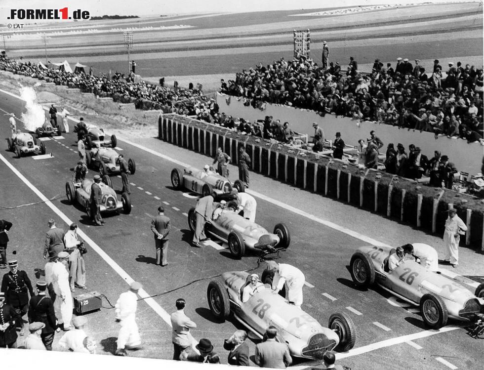 Foto zur News: 1938 setzt Mercedes bei den Grand Prix den W154 ein, der erstmals über einen Zwölfzylinder-Motor verfügt, der über 450 PS leistet. Auch der neue Silberpfeil erweist sich als Volltreffer. Dieses Bild vom Grand Prix von Frankreich in Reims mit drei Mercedes auf den ersten drei Startplätzen, spiegelt die Stärke der Stuttgarter Autos wider. Der W154 siegt bei drei von von Grands Prix.