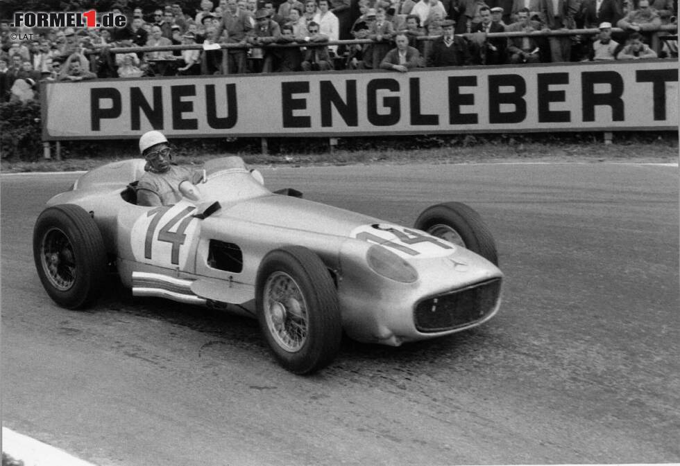 Foto zur News: 1954 steigt Mercedes mit dem W196 in die vier Jahre zuvor gegründete Formel 1 ein und setzt damit die Geschichte der Silberpfeile fort. Mit Juan Manuel Fangio verpflichtet das Team den Superstar der damaligen Zeit.