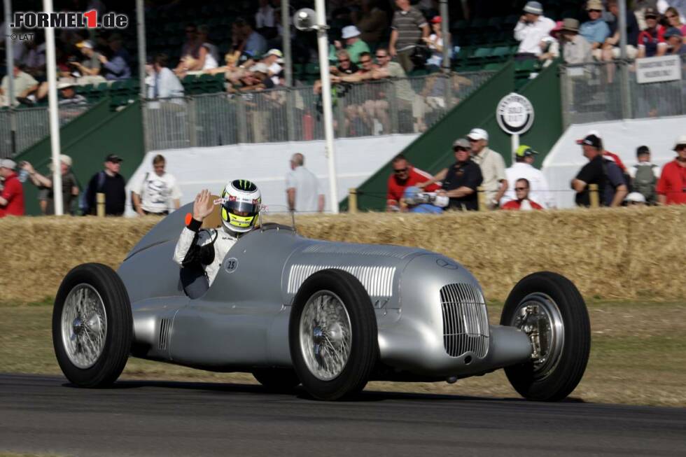 Foto zur News: 2009 hat Jenson Button die Ehre, den Mercedes W25 beim &quot;Festival of Speed&quot; in Goodwood zu fahren. Ob sich die Entstehungsgeschichte der Silberpfeile im übrigen genau so zugetragen hat, ist bis heute umstritten. Manche Quellen wissen zu berichten, die Autos seien von Anfang an silbern lackiert worden.