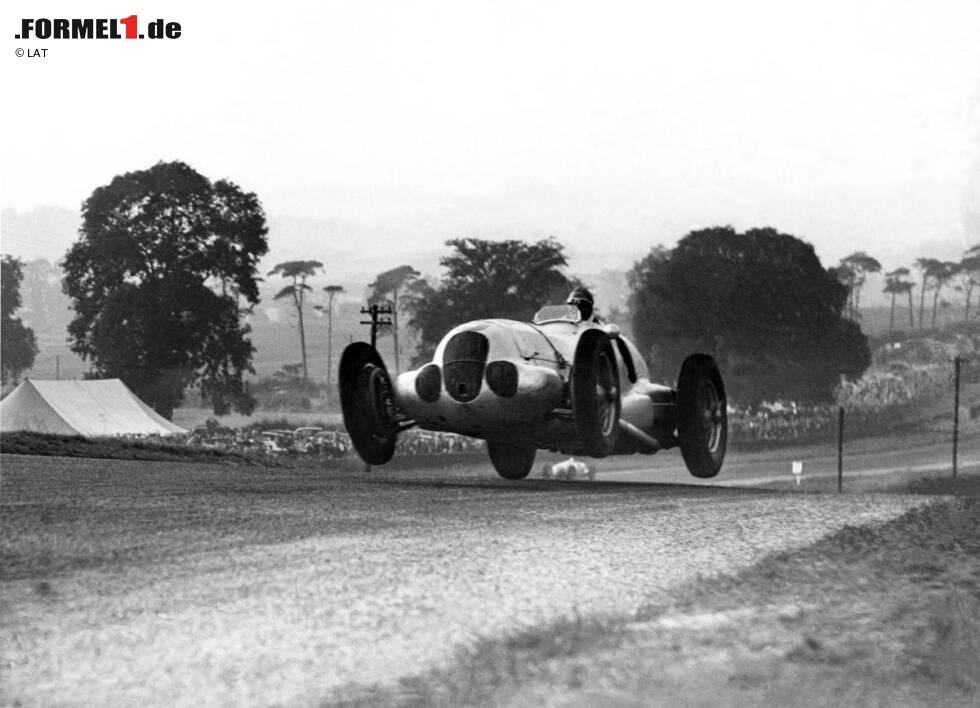 Foto zur News: Nachfolger des W25 wird 1937 der W125 mit seinen charakteristischen Kühlöffnungen. Mit zwei Dreifach- und drei Doppelerfolgen erweist sich der neue Silberpfeil als würdiger Nachfolger. Auf diesem Bild lässt es Manfred von Brauchitsch in Donignton fliegen.