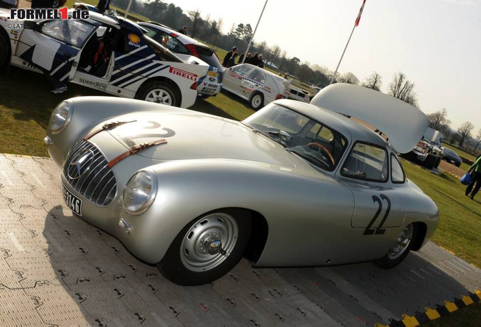 Foto zur News: Mit dem 300SL, intern auch als W194 bezeichneten Sportwagen, meldet sich Mercedes nach dem zweiten Weltkrieg auf der internationalen Motorsportbühne zurück. Das Auto gewinnt zahlreiche Sportwagen-Renne, unter anderem die Carrera Panamericana und die Targa Florio.