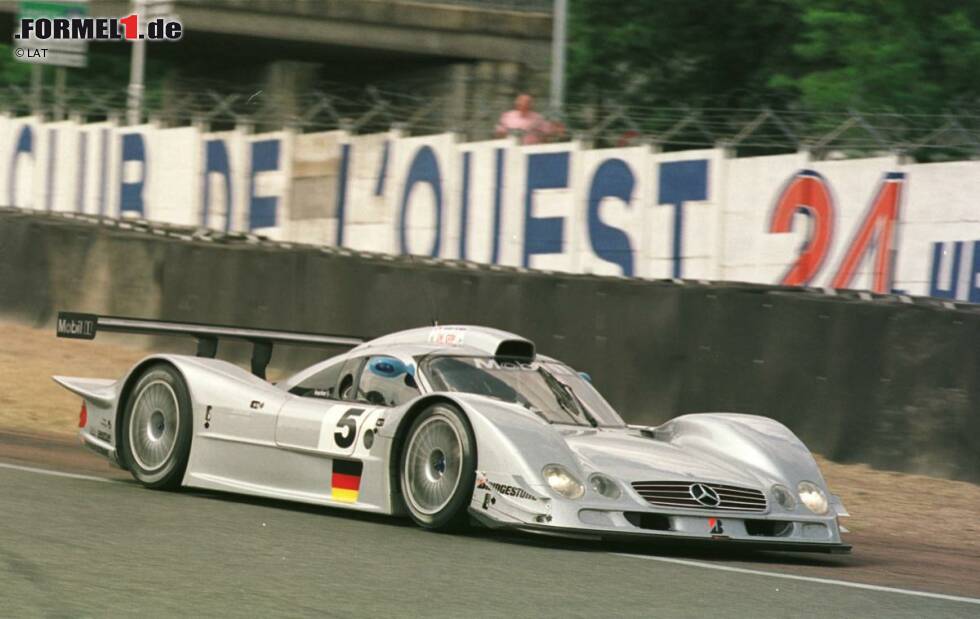 Foto zur News: Mit den Nachfolgemodell CLR geraten die 24 Stunden von Le Mans im Jahr 1999 für Mercedes aber zu einem Desaster. Gleich mehrmals hebt das aerodynamisch instabile Auto ab. Peter Dumbrecks mehrfachen Salto im Rennen, der wie durch ein Wunder glimpflich endet, ist vielen Motorsportfans wohl noch lebhaft in Erinnerung.