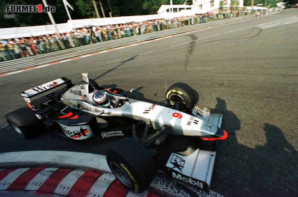 Foto zur News: 1997 feiern die Silberpfeile ihr auch in der Formel 1 inoffiziell ihr Comeback. Nach dem Wechsel des Hauptsponsors versieht das Mercedes-Partnerteam McLaren seine Boliden mit einer Lackierung, die bei vielen Erinnerungen an die legendären Silberpfeile weckt. Der MP4/12 erweist sich dieses Erbes würdig und gewinnt, pilotiert von David Coulthard, gleich das erste Saisonrennen in Melbourne.