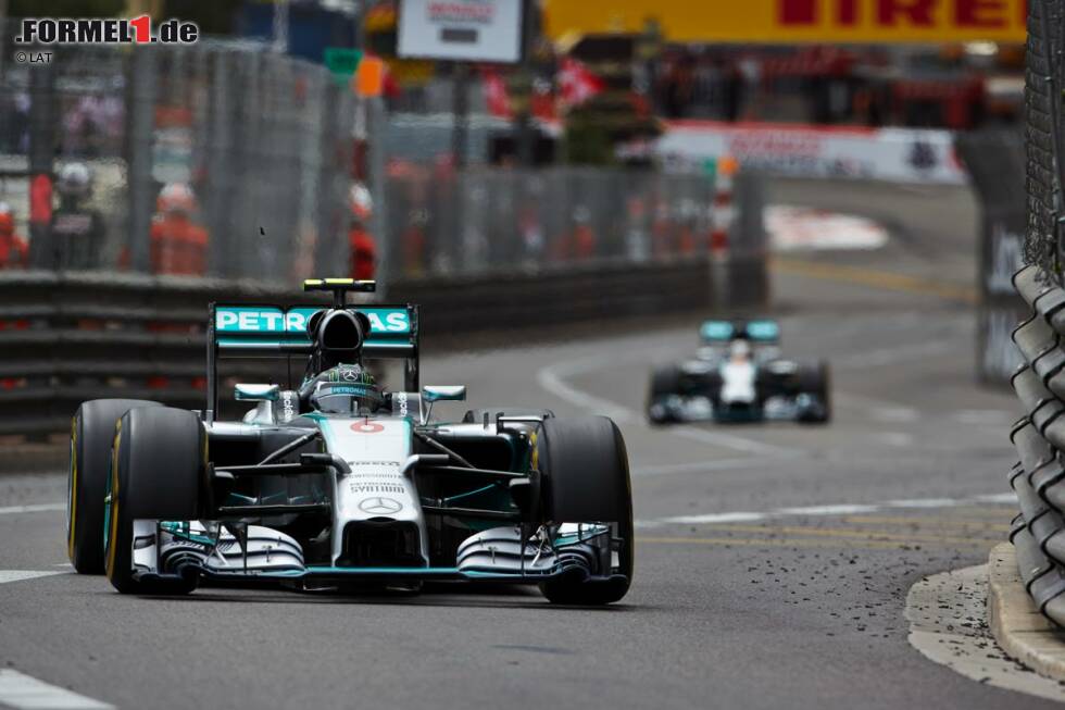 Foto zur News: 2014 ist Mercedes zurück an der Spitze der Formel 1: Der W05 ist da mit Abstand beste Auto, Nico Rosberg und Lewis Hamilton machen die WM unter sich aus und machen Mercedes damit genau 60 Jahre nach dem ersten Titel wieder zum Formel-1-Weltmeister.