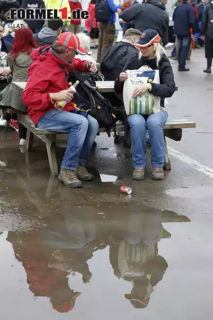 Foto zur News: Doch der Reihe nach. Zum achten Grand Prix der Formel-1-Saison wurden Fahrer, Teams und Fans in Silverstone traditionell vom britischen Sommer in Empfang genommen. Die erste Trainingseinheit fiel daher beinahe komplett ins Wasser...