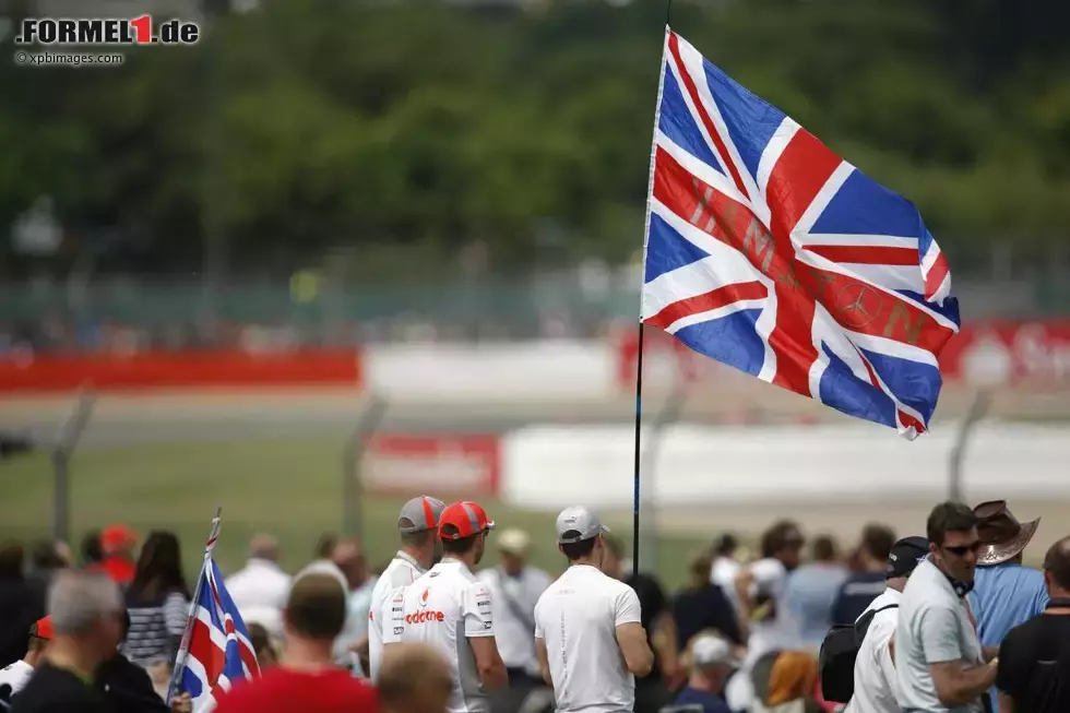 Foto zur News: Ein Brite auf Startplatz eins - es war angerichtet für die passionierten Fans von der Insel. Die Unterstützung der eigenen Fahrer ist dort traditionell immer sehr groß. Und da von Max Chilton im Marussia, dem zurückgesetzten Paul di Resta im Force India und Jenson Button im schwächelnden McLaren nicht allzu viel zu erwarten war, setzten die Anhänger alles auf Hamilton, der gute Aussichten auf seinen ersten Sieg für Mercedes hatte.