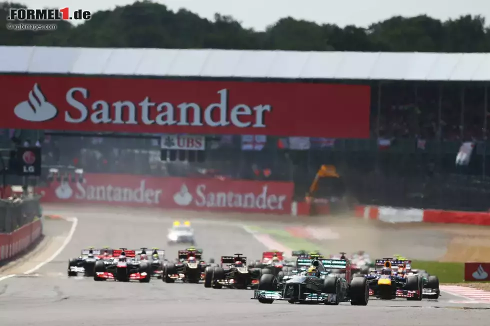 Foto zur News: Für Hamilton galt es also einen Heimsieg zu sichern, für die Silberpfeile den bis dahin stets auftretenden Leistungsabfall zwischen Qualifying und Rennen zu überwinden und für Sebastian Vettel eine schon beachtlich wachsende WM-Führung auszubauen. Der Red-Bull-Pilot zog beim Start auch gleich an Rosberg vorbei. Hamilton konnte sich indes von seinen Verfolgern absetzen.