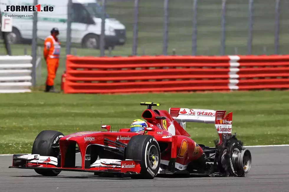 Foto zur News: Nur kurze Zeit später ging es mit Felipe Massa weiter. Auch dem Ferrari des Brasilianers flog der Gummi um die Ohren. Aber auch er konnte das Rennen  fortsetzen und wäre es bei diesen beiden Vorfällen geblieben, hätte es wohl noch als Zufall durchgehen können, dass es ebenfalls der linke Hinterreifen war, der sich verabschiedet hatte.