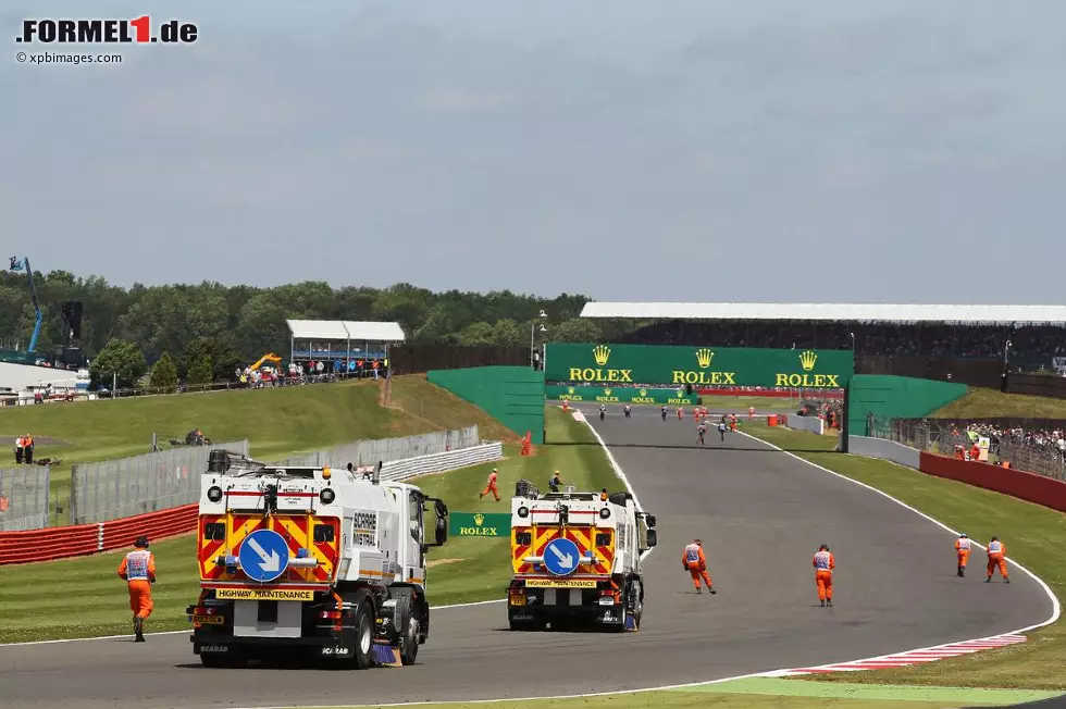 Foto zur News: Während der Safety-Car-Phase fand lediglich ein Rennen der Räumfahrzeuge statt, sehr zur Belustigung der Zuschauer, die solche Szenen inmitten eines Rennens natürlich nicht gewohnt waren.