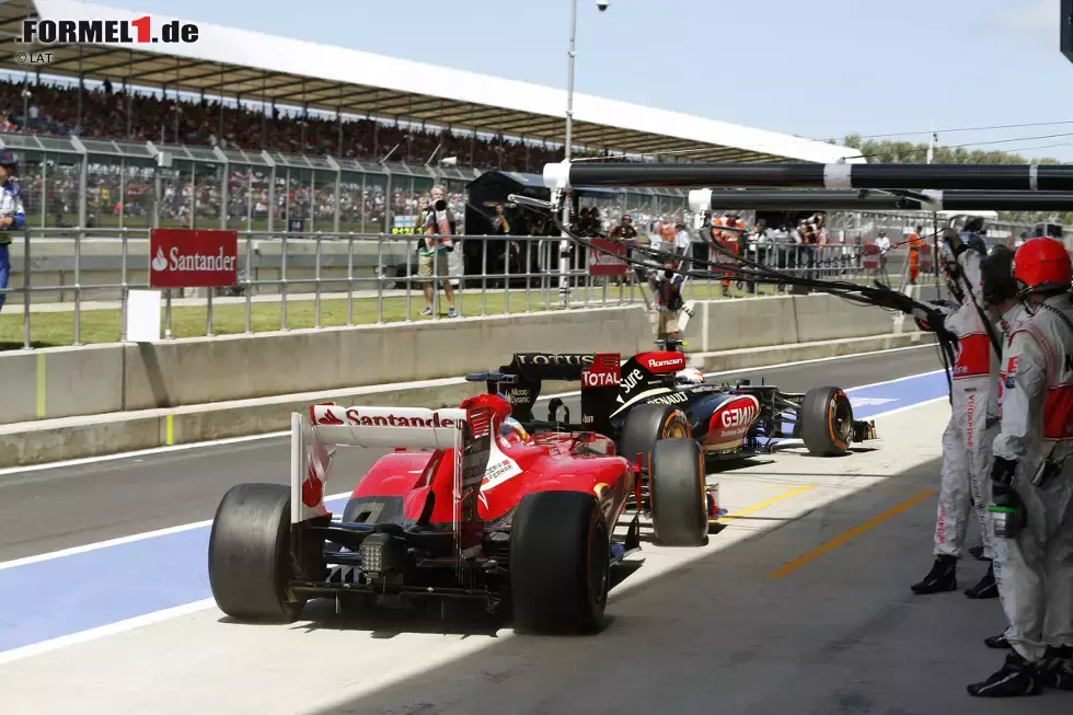 Foto zur News: In der Boxengasse zuckte man unterdessen wegen eines anderen Vorfalls zusammen. Zwischen Grosjean und Alonso hätte es nämlich beinahe gekracht.