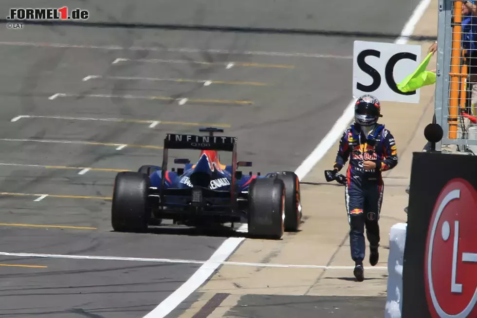 Foto zur News: Runde 41 markierte dann das Ende der Reifensorgen für Vettel. Der Weltmeister wurde immer langsamer und rollte schließlich auf der Start-Ziel-Geraden aus. Ein defekte Lichtmaschine zwang ihn dazu, seinen Wagen vorzeitig abzustellen und dadurch eine weitere Safety-Car-Phase zu verursachen. Die britischen Fans auf der Haupttribüne hat&#039;s gefreut. Sie begleiteten den Ausfall mit frenetischem Jubel.