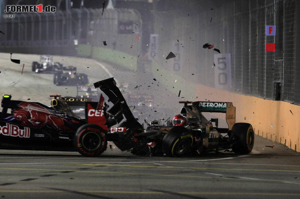 Foto zur News: Einer der Tiefpunkte des Comebacks von Michael Schumacher: Beim Grand Prix von Singapur 2012 verschätzt sich der Mercedes-Pilot an elfter Stelle liegend und kracht ins Heck von Jean-Eric Vergne (Toro Rosso). Anschließend muss er sich nicht nur von den Medien, sondern auch von der FIA (Rückversetzung um zehn Startpositionen) harsche Kritik anhören.