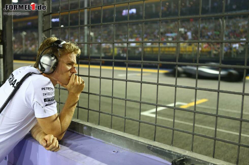 Foto zur News: Pech für Nico Rosberg: Beim Rennen 2014 gibt es an seinem Boliden Probleme mit der Lenkung. Der WM-Führende muss seinen Silberpfeil bereits nach wenigen Runden abstellen, nachdem er zuvor dem Feld hinterherfahren musste. Der Deutsche sieht zu, wie Teamkollege Lewis Hamilton das Rennen gewinnt und in der Gesamtwertung an ihm vorbeizieht.