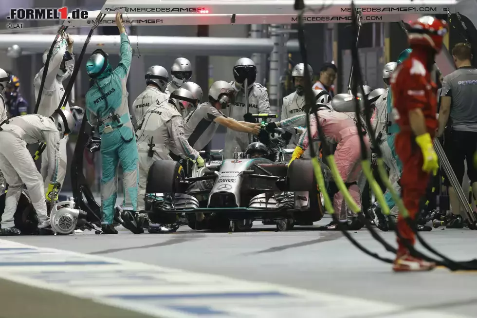 Foto zur News: Das Trauerspiel hat ein Ende, als Rosberg sich in Runde 14 zum ersten Boxenstopp schleppt - mit genau 6.500 Umdrehungen im ersten Gang, weil auch der Speedlimiter streikt. Trotz eines erneuten Lenkradtauschs kommt der Mercedes nicht mehr vom Fleck, nachdem der Motor abgestorben ist und sich kein Gang mehr einlegen lässt. Der Pilot hat genug und winkt mit beiden Armen ab.