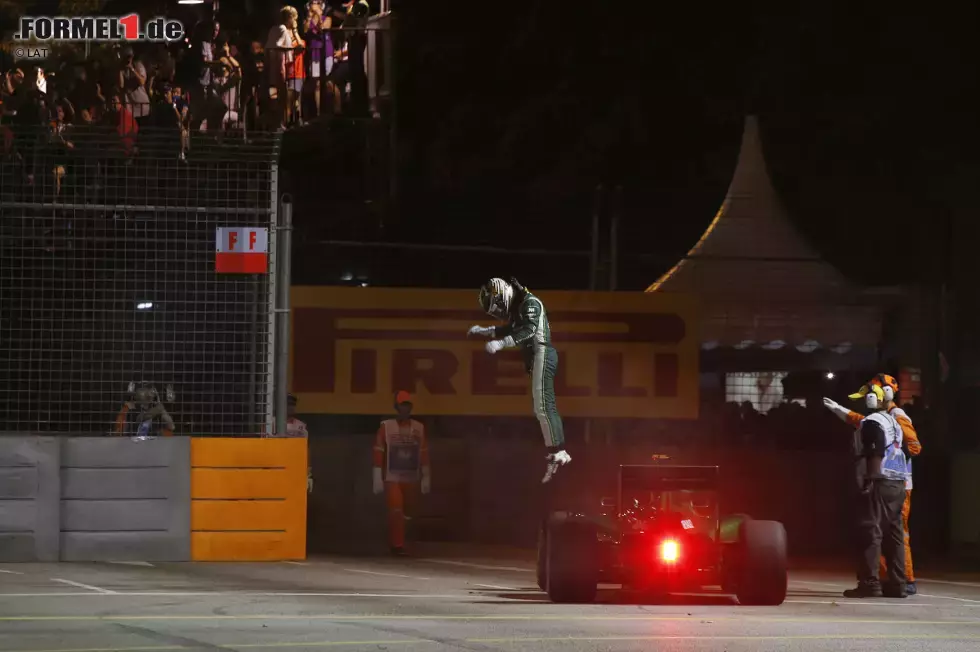 Foto zur News: Noch erfolgloser als Rosberg ist Kamui Kobayashi: Der Caterham bleibt nach einer halben Runde stehen und entwickelt offenbar reichlich Hitze. Von den Streckenposten wird er mit Löschschaum üppig eingenebelt.