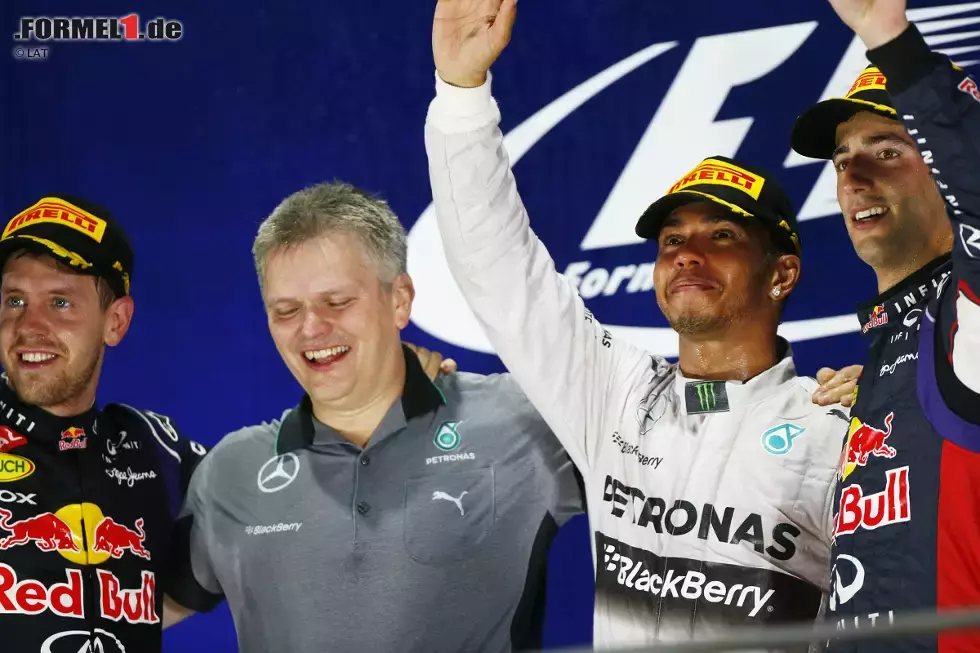 Foto zur News: Hamilton feiert vor den beiden Red Bull den 29. Grand-Prix-Sieg seiner Karriere, den zweiten beim Nachtrennen in Singapur. Das Bonbon: Er übernimmt die WM-Führung und reist mit drei Zählern Vorsprung ins japanische Suzuka.