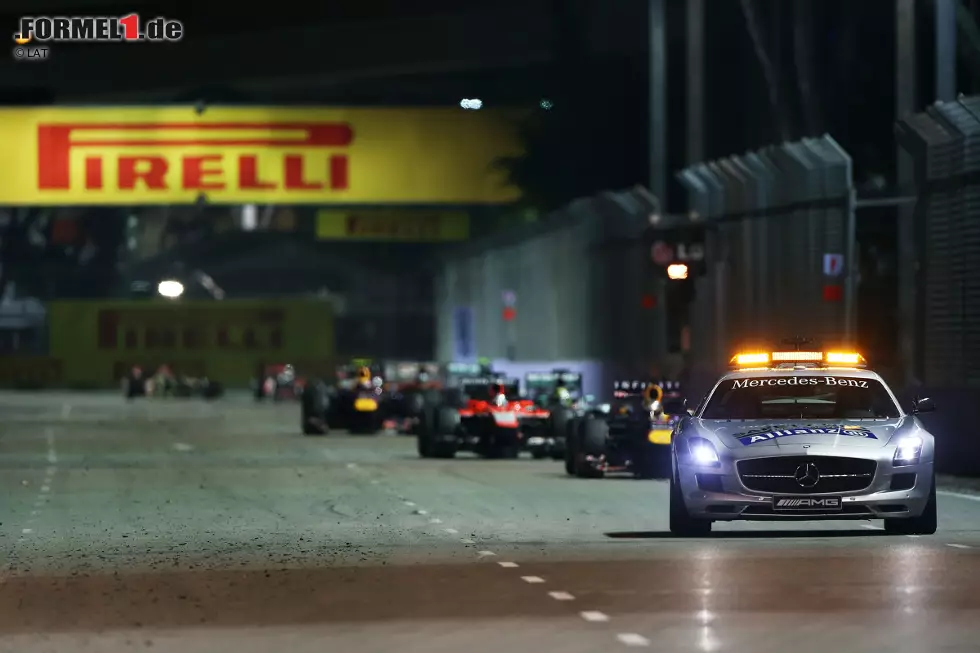 Foto zur News: Taktisch spielt die Safety-Car-Phase im Rennen eine entscheidende Rolle: Bis auf die Top 4, bestehend aus beiden Red Bull und beiden Mercedes, kommen alle anderen Fahrer an die Box und wechseln ihre Reifen ein zweites Mal. Fernando Alonso ist der Führende dieser Kette und versucht, die restlichen 36 Runden auf Medium-Reifen durchzufahren.