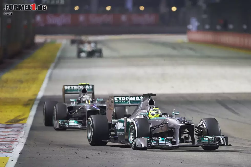 Foto zur News: Bei Mercedes entscheidet man sich gegen diese Strategie: &quot;Wir hatten das Gefühl, dass es zu früh für uns gewesen wäre, um den Rest des Rennens mit einem Reifensatz durchfahren zu können. Wir haben ja auch bei anderen Autos gesehen, dass es an der Grenze war&quot;, erklärt Teamchef Ross Brawn im Nachhinein. Und so legen Rosberg und Hamilton ihren zweiten Stopp später ein und fallen vorerst auf die Ränge neun und zehn zurück.