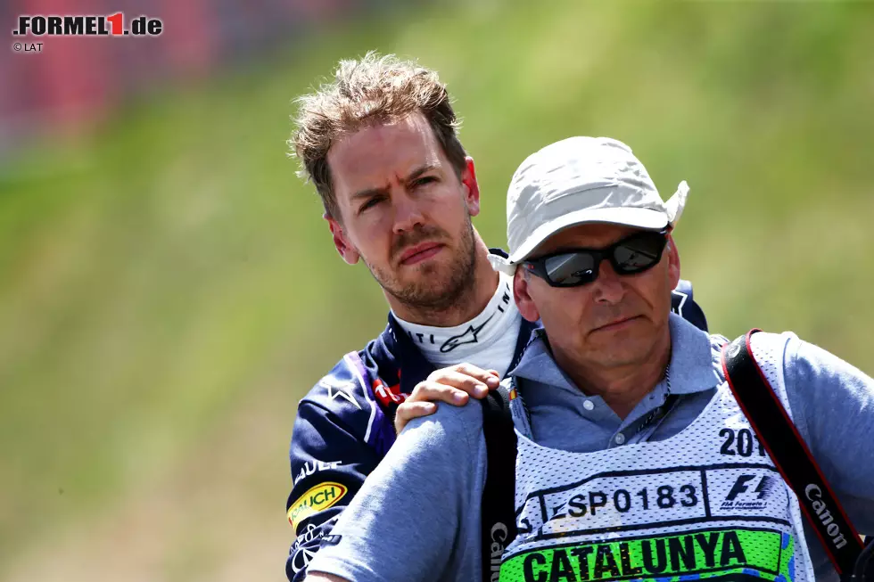 Foto zur News: Für Vettel geht das Katastrophen-Wochenende weiter: Zwar schafft er zumindest den Sprung ins dritte Qualifying, aber ein Getriebeschaden verhindert, dass er auch nur eine einzige Zeit setzen kann. Und weil das Getriebe in der Nacht auf Sonntag gewechselt werden muss, versetzt ihn die FIA auch noch vom zehnten auf den 15. Startplatz zurück.