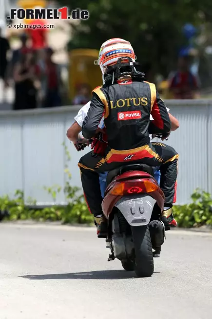 Foto zur News: Pastor &quot;Crashdonado&quot; hingegen ist selbst daran schuld, dass er nicht mit seinem Lotus, sondern per Scooter zurück an die Box kommt: Der Venezolaner wirft sein Auto gleich beim ersten Q1-Versuch weg und scheidet damit gemeinsam mit den beiden Marussia- und Caterham-Piloten sowie Adrian Sutil aus.