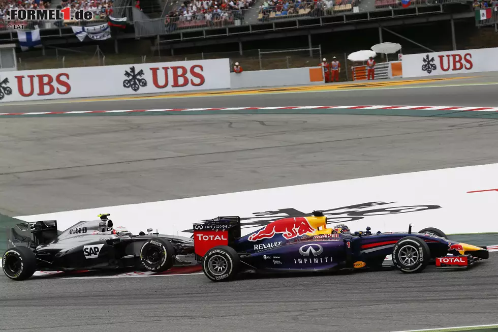 Foto zur News: Vettel verliert zunächst sogar eine Position, ist nach der ersten Runde aber zumindest 14. - und bleibt dort erst einmal, weil ihm der nötige Top-Speed fehlt, um Jenson Button zu überholen. Bei der vorangegangenen Berührung mit dessen McLaren-Teamkollege Kevin Magnussen bleibt sein Red Bull unbeschädigt.