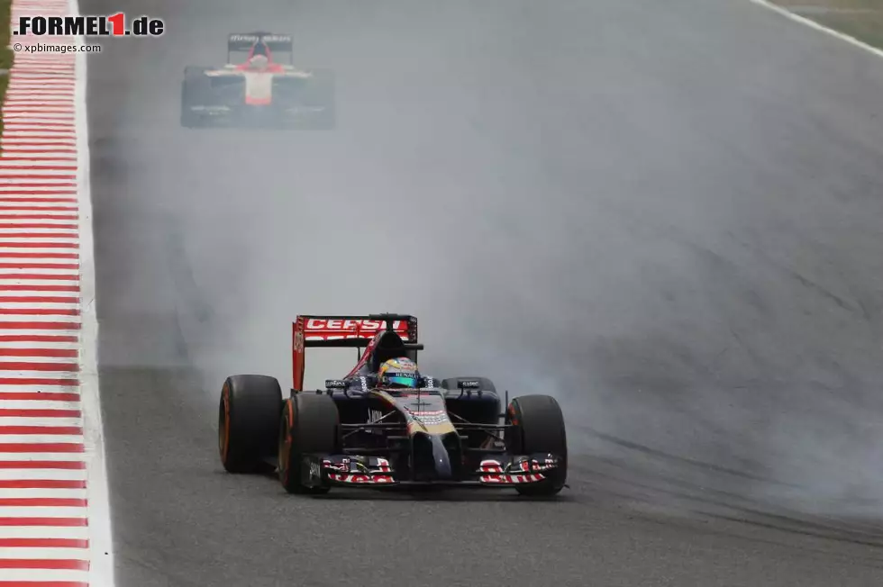 Foto zur News: Sorgen, die Jean-Eric Vergne gerne hätte: Nachdem er wegen eines losen Rads im Freien Training im Qualifying um zehn Positionen zurückversetzt wurde, de facto also in die letzte Startreihe, muss er im Rennen mit einem defekten Auspuff aufgeben. Trösten kann er sich damit, dass diesmal auch der zweite Toro-Rosso-Junior Daniil Kwjat leer ausgeht.