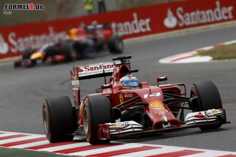 Foto zur News: Lokalmatador Alonso hat nach dem dritten Boxenstopp keine Chance mehr, Vettel hinter sich zu halten, fährt aber den sechsten Platz sicher ins Ziel. Ferrari hat damit seit einem Jahr kein Rennen mehr gewonnen.