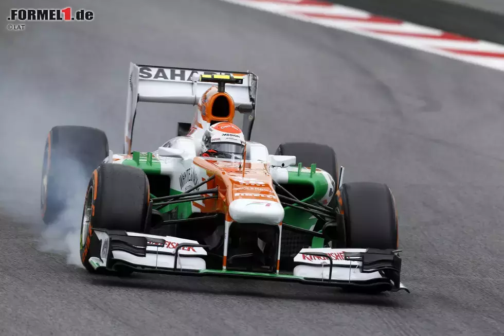 Foto zur News: Auch Adrian Sutil hat keinen Grund, seinen Mechanikern einen Kasten &quot;Cerveza&quot; zu spendieren. Die Force-India-Truppe setzt ihr Boxenstopp-Debakel zu Beginn der Saison 2013 nahtlos fort. Der Bayer pflügt noch durch das Feld, sagt Barcelona aber mit leeren Händen &quot;adiós&quot;.