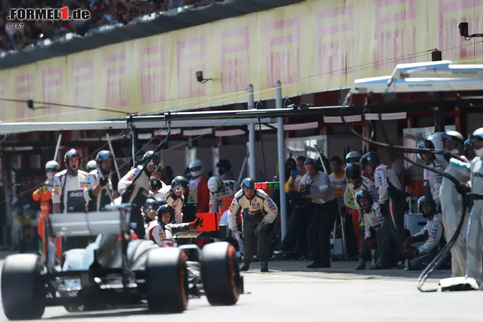 Foto zur News: Weniger begeistert ist Nico Hülkenberg von seinem Spanien-Ausflug. Die Sauber-Truppe ließ den Deutschen beim Boxenstopp zu früh wieder losfahren, sodass er mit einem Toro Rosso kollidiert. Frontflügel-Reparatur und Stop-and-Go-Strafe machen alle Hoffnungen auf WM-Punkte zunichte.