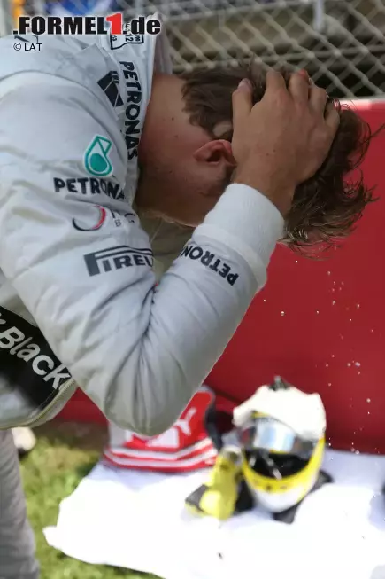 Foto zur News: Vettel und Ferrari-Teamkollege Felipe Massa sind die Nächsten, die sich den Silberpfeil schmecken lassen.  &quot;Es ging so was von nach hinten los&quot;, meint Rosberg. &quot;Es ist unerklärlich. Ich musste so langsam fahren.&quot; Es sind die Reifen, die ihn letztlich bis auf Position sechs zurückfallen lassen.