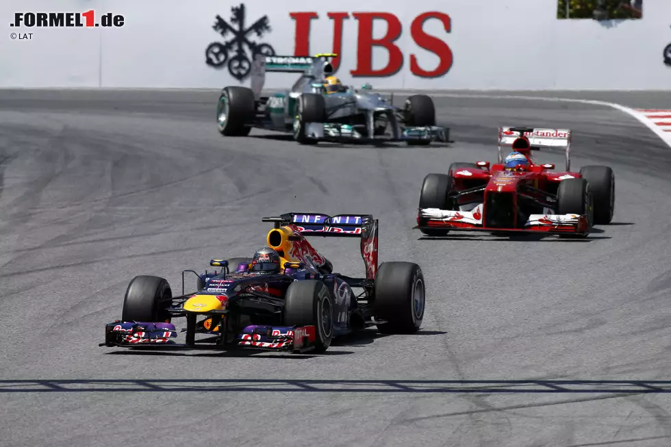 Foto zur News: Vettel und Alonso kassieren Hamilton, für den fortan eine Leidenszeit beginnt. Viermal ruft Mercedes seinen Star an die Box, er wird von den Konkurrenten umfahren wie eine Pylone auf dem ADAC-Übungsplatz.