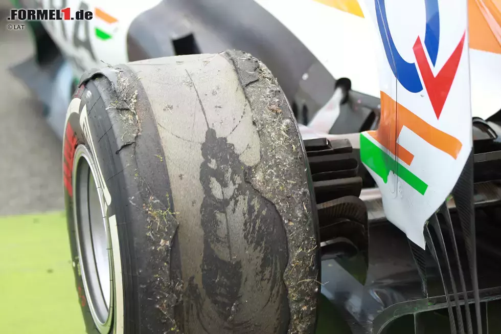 Foto zur News: Sicherheitsbedenken gibt es auch noch. Wegen eines Zwischenfalls bei Force-India-Pilot Paul di Resta am Freiag: Der Schotte biegt auf die Zielgerade ein, als sich an seinem rechten Medium-Hinterreifen nach einer Fahrt über elf Runden plötzlich die Lauffläche ablöst. Er muss sein Auto am Ende der Boxenmauer abstellen.