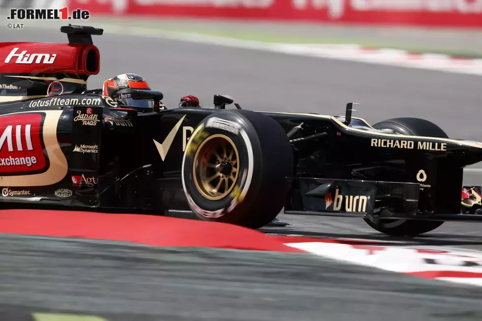 Foto zur News: Auch mit Kimi Räikkönen im Lotus rechnen die Experten, schließlich scheinen die Schwarz-Goldenen den Anti-Silberpfeil gebaut zu haben. Ausbaufähig im Zeittraining, aber ein Dauerlutscher im Rennen: Kaum einer &quot;flüstert&quot; so mit dem Gummi wie der Finne.