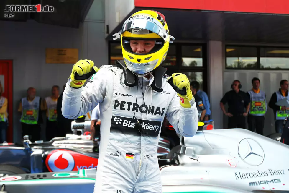 Foto zur News: Die Pole-Position für den fünften Saisonlauf sichert sich am Samstag noch Nico Rosberg. Lewis Hamilton komplettiert eine erste Startreihe komplett in Silber. &quot;Erste Reihe mit beiden Fahrzeugen, Nico auf der Pole-Position - einen besseren Samstag kann es nicht geben&quot;, jubelt Motorsport-Chef Toto Wolff.  Jedoch ist vielen im Fahrerlager schon am Vorabend des Rennens klar, dass das Bild täuscht.