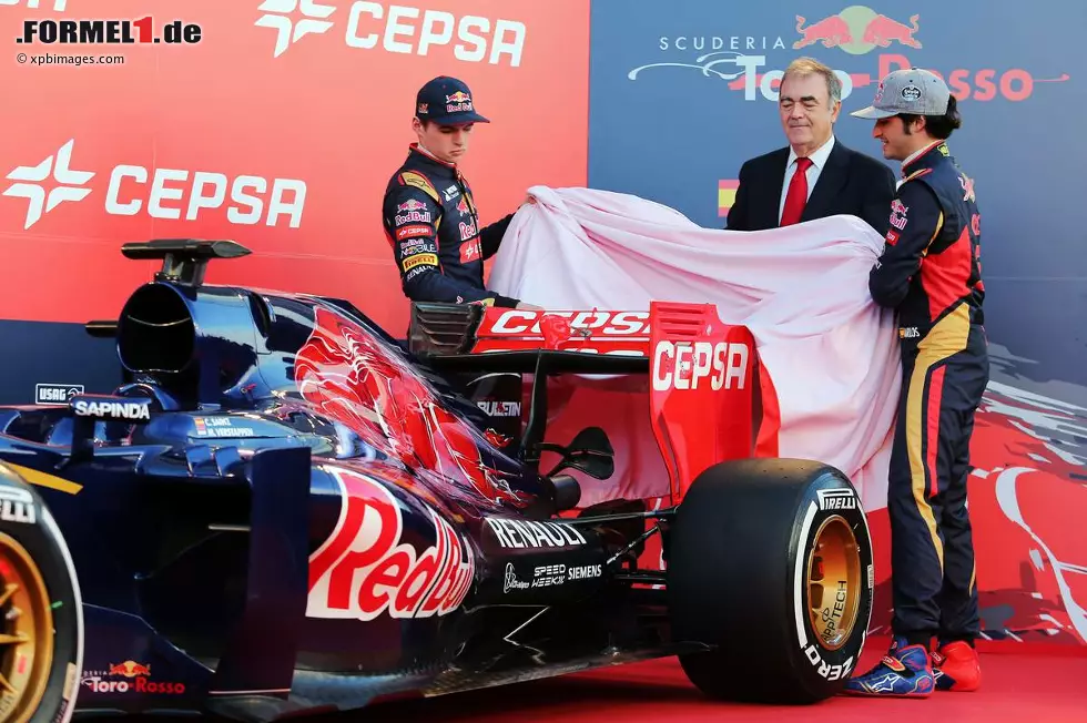 Foto zur News: 2015 ist Toro Rosso das letzte Team, das noch einen klassischen Launch mit Ansprachen und anschließenden Interview-Runden durchführt. In Jerez ziehen die Rookies Max Verstappen und Carlos Sainz das Tuch vom STR10.