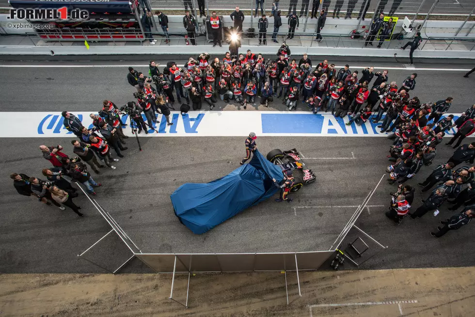 Foto zur News: 2016: Gleicher Ort, gleiche Fahrer, neues Auto. Erneut sind es Carlos Sainz und Max Verstappen, die in Barcelona vor den Augen zahlreicher Medienvertreter die Hülle über dem STR11 lüften.