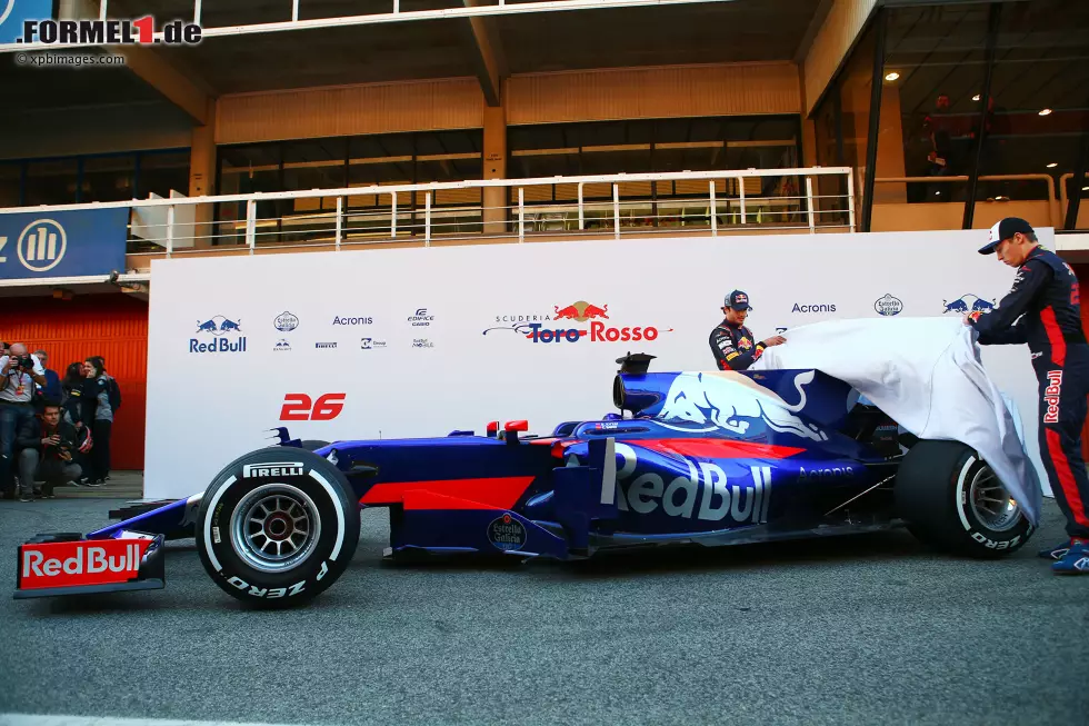 Foto zur News: Auch 2017 hält Toro Rosso an der Tradition fest und enthüllt den STR12 ganz klassisch in der Boxengasse des Grand-Prix-Kurses von Barcelona. Neben Carlos Sainz darf in diesem Jahr der zuvor von Red Bull degradierte Daniil Kwjat zur Tat schreiten.